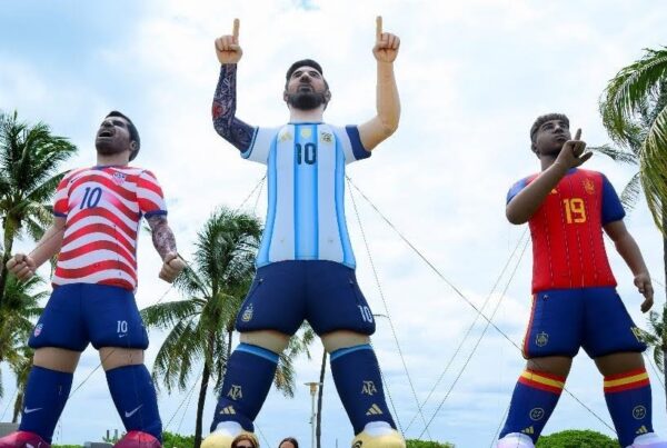 inflatable advertising ideas – giant hand-painted footballer replicas created for FOX Sports