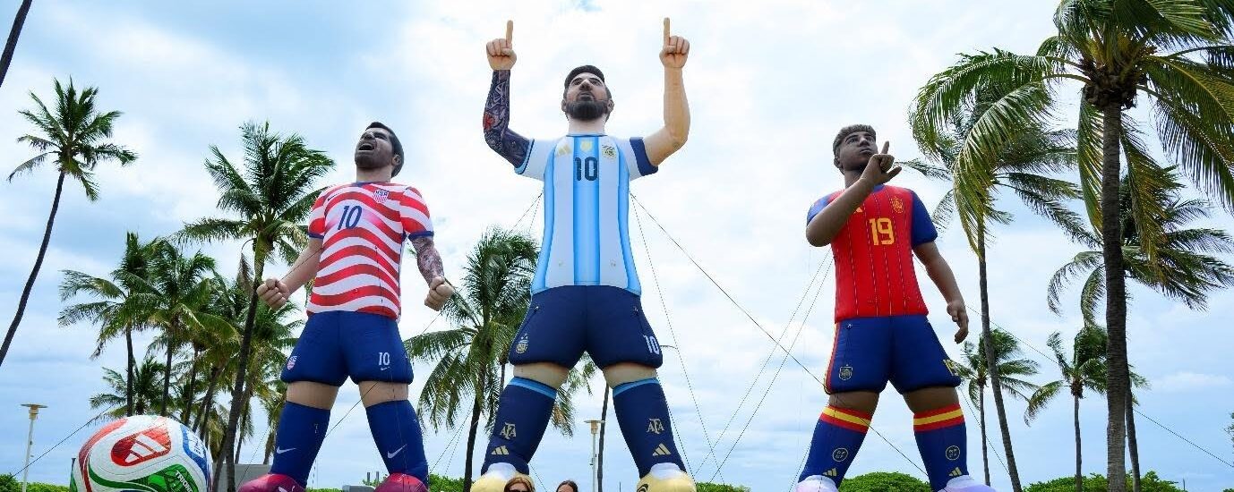 inflatable advertising ideas – giant hand-painted footballer replicas created for FOX Sports